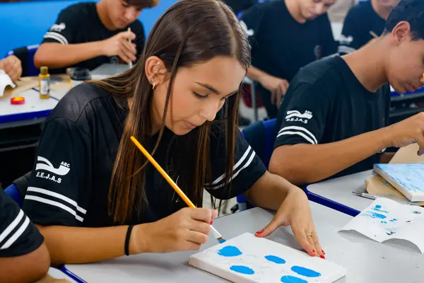 Governo de Minas vistoria escola estadual recém-reformada em Água Comprida