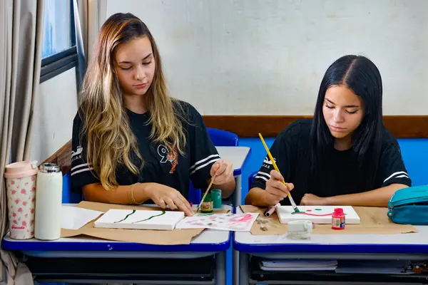 Governo de Minas vistoria escola estadual recém-reformada em Água Comprida
