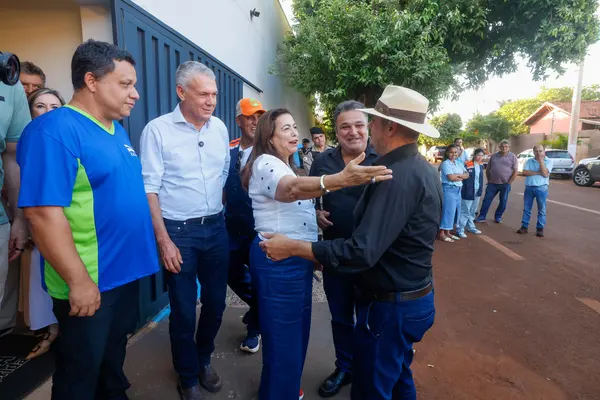 Governo de Minas vistoria escola estadual recém-reformada em Água Comprida