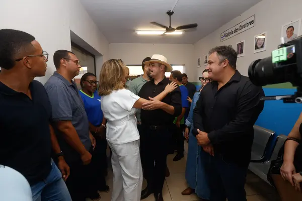 Governo de Minas vistoria escola estadual recém-reformada em Água Comprida