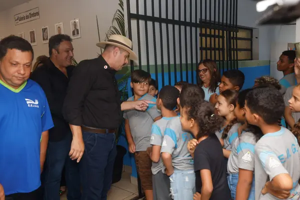 Governo de Minas vistoria escola estadual recém-reformada em Água Comprida