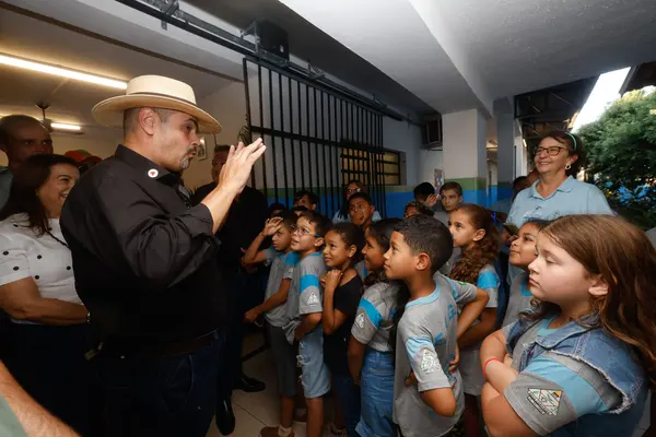 Governo de Minas vistoria escola estadual recém-reformada em Água Comprida
