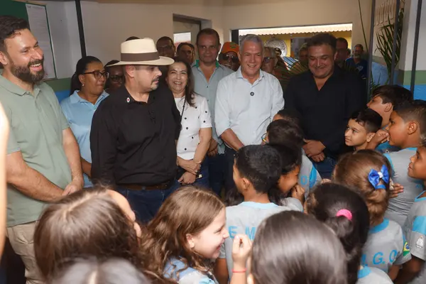 Governo de Minas vistoria escola estadual recém-reformada em Água Comprida