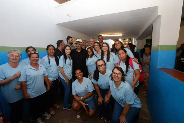 Governo de Minas vistoria escola estadual recém-reformada em Água Comprida
