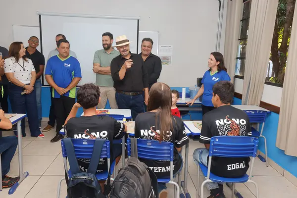Governo de Minas vistoria escola estadual recém-reformada em Água Comprida