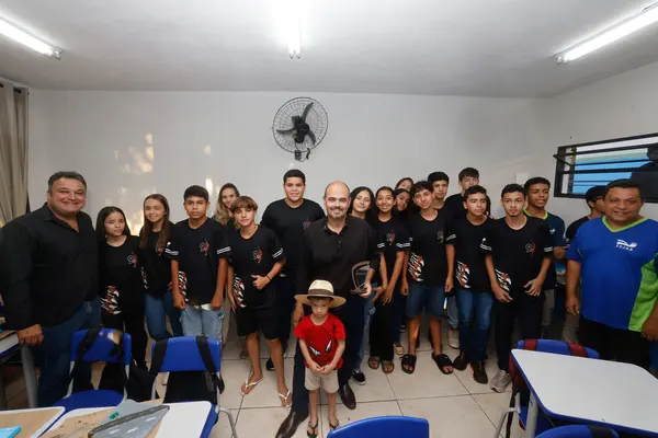 Governo de Minas vistoria escola estadual recém-reformada em Água Comprida