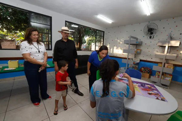 Governo de Minas vistoria escola estadual recém-reformada em Água Comprida