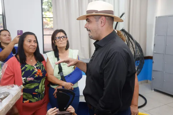 Governo de Minas vistoria escola estadual recém-reformada em Água Comprida