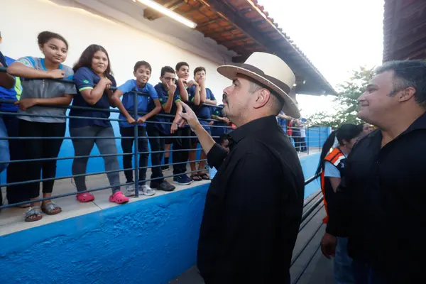 Governo de Minas vistoria escola estadual recém-reformada em Água Comprida