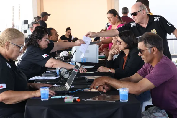 Governador esteve na Praça de Serviços, em Araxá, e anunciou expansão do Colégio Tiradentes no município  
