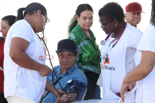 Governador esteve na Praça de Serviços, em Araxá, e anunciou expansão do Colégio Tiradentes no município  