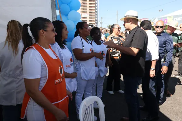 Governador esteve na Praça de Serviços, em Araxá, e anunciou expansão do Colégio Tiradentes no município  