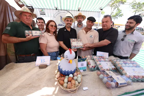 Governador esteve na Praça de Serviços, em Araxá, e anunciou expansão do Colégio Tiradentes no município  