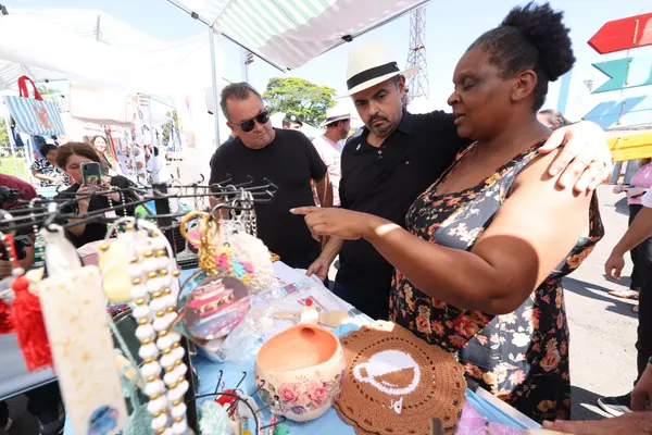 Governador esteve na Praça de Serviços, em Araxá, e anunciou expansão do Colégio Tiradentes no município  