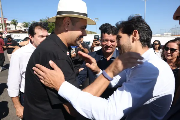 Governador esteve na Praça de Serviços, em Araxá, e anunciou expansão do Colégio Tiradentes no município  