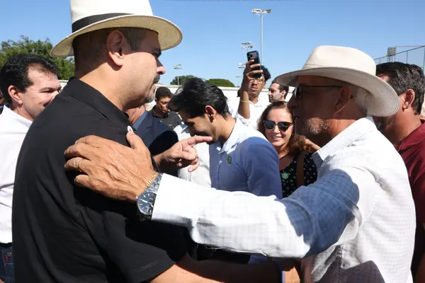 Governador esteve na Praça de Serviços, em Araxá, e anunciou expansão do Colégio Tiradentes no município  