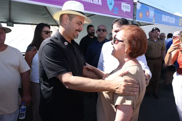 Governador esteve na Praça de Serviços, em Araxá, e anunciou expansão do Colégio Tiradentes no município  