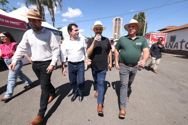 Governador esteve na Praça de Serviços, em Araxá, e anunciou expansão do Colégio Tiradentes no município  