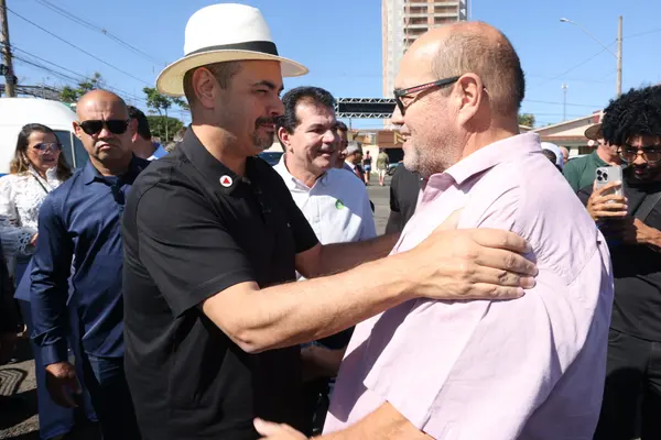 Governador esteve na Praça de Serviços, em Araxá, e anunciou expansão do Colégio Tiradentes no município  