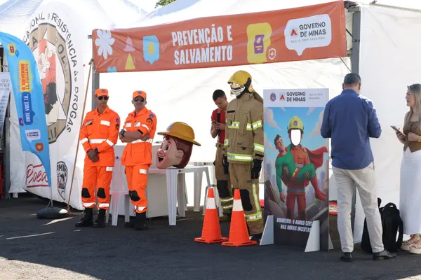Governador esteve na Praça de Serviços, em Araxá, e anunciou expansão do Colégio Tiradentes no município  