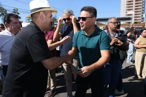 Governador esteve na Praça de Serviços, em Araxá, e anunciou expansão do Colégio Tiradentes no município  