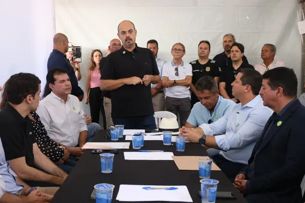 Governador esteve na Praça de Serviços, em Araxá, e anunciou expansão do Colégio Tiradentes no município  