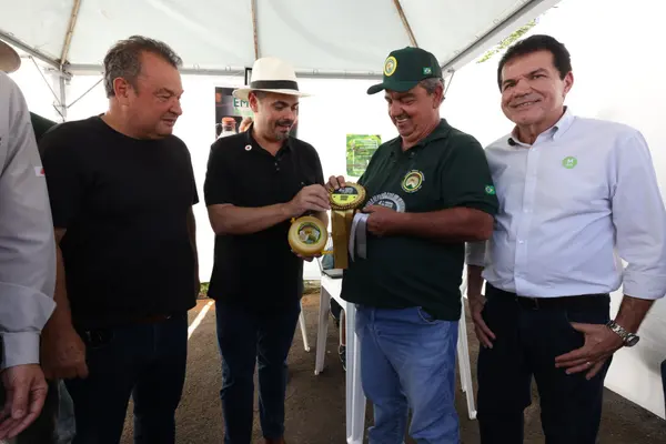 Governador esteve na Praça de Serviços, em Araxá, e anunciou expansão do Colégio Tiradentes no município  