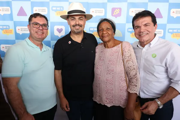 Governador esteve na Praça de Serviços, em Araxá, e anunciou expansão do Colégio Tiradentes no município  