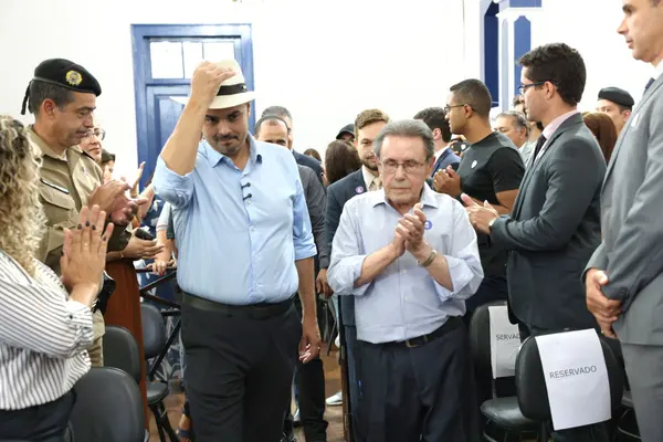 Governo de Minas transfere capital para Barbacena e anuncia novo Colégio Tiradentes na região