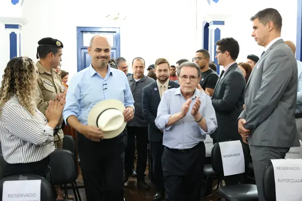 Governo de Minas transfere capital para Barbacena e anuncia novo Colégio Tiradentes na região