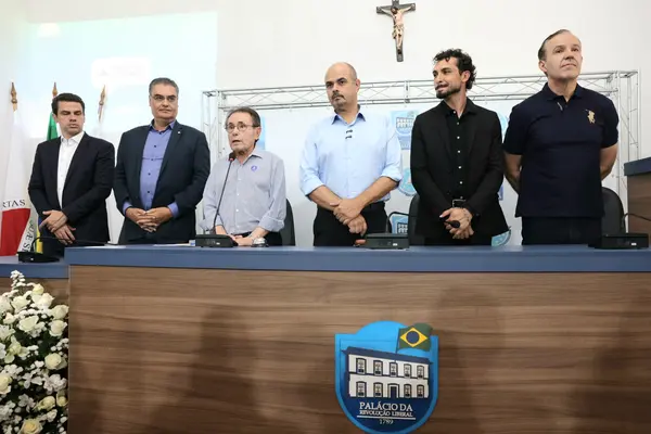 Governo de Minas transfere capital para Barbacena e anuncia novo Colégio Tiradentes na região