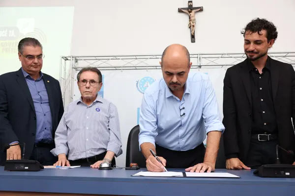 Governo de Minas transfere capital para Barbacena e anuncia novo Colégio Tiradentes na região