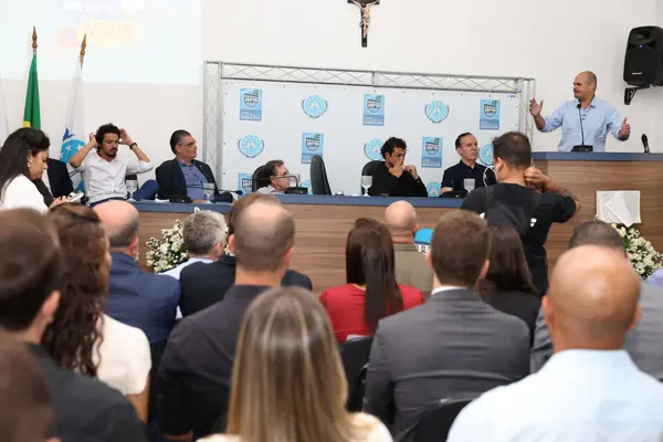 Governo de Minas transfere capital para Barbacena e anuncia novo Colégio Tiradentes na região