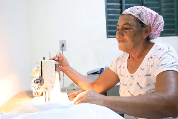A aposentada Maria Reis trabalha com costura há mais de 30 anos e vê no programa a oportunidade de aprender a manusear equipamentos mais modernos, que possibilitam fazer outros tipos de cortes e bordados