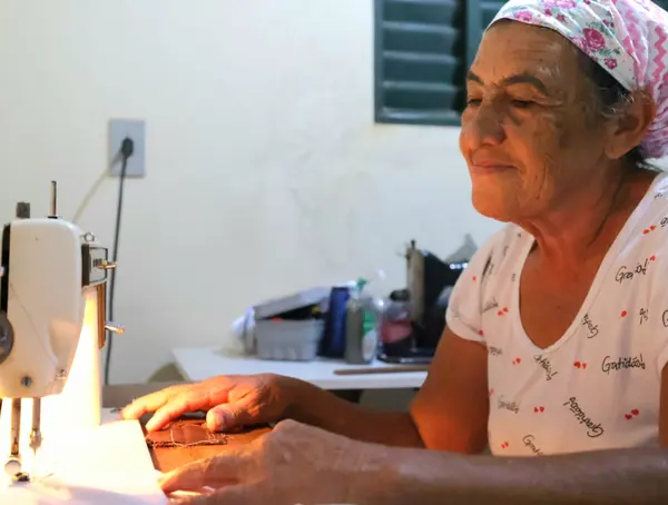 A aposentada Maria Reis trabalha com costura há mais de 30 anos e vê no programa a oportunidade de aprender a manusear equipamentos mais modernos, que possibilitam fazer outros tipos de cortes e bordados