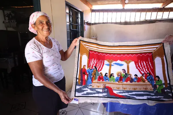 A aposentada Maria Reis trabalha com costura há mais de 30 anos e vê no programa a oportunidade de aprender a manusear equipamentos mais modernos, que possibilitam fazer outros tipos de cortes e bordados