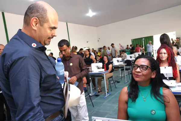 Governo de Minas entrega máquinas de costura do projeto Trajeto Moda em Chapada Gaúcha