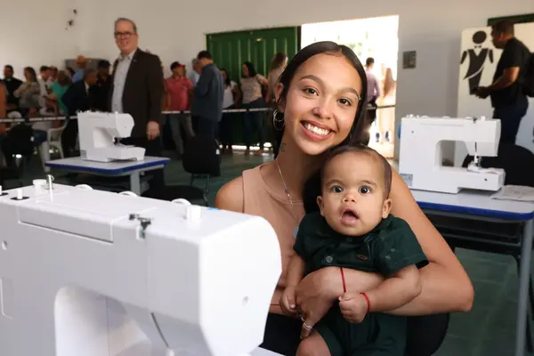 A estudante e autônoma Angelina Bastos se inscreveu no programa para aprender a costurar e confeccionar peças de roupas