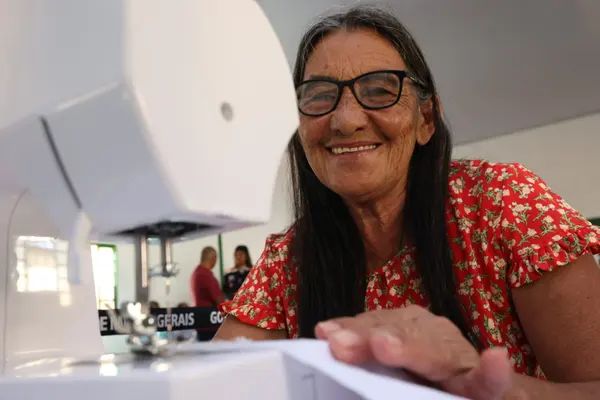 Governo de Minas entrega máquinas de costura do projeto Trajeto Moda em Chapada Gaúcha