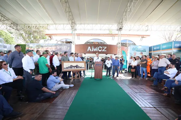 Governo de Minas lança política de desenvolvimento agrícola para a região Central e entrega títulos de regularização fundiária em Curvelo