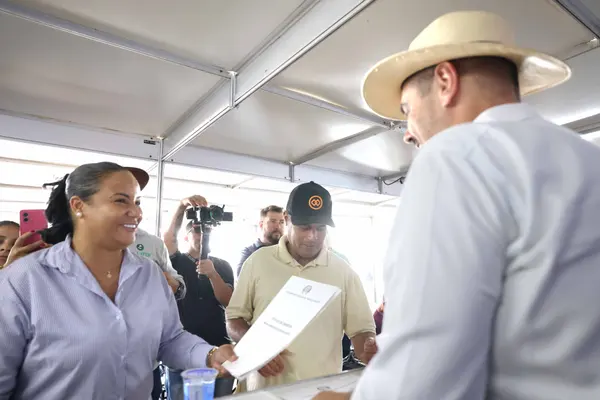Governo de Minas lança política de desenvolvimento agrícola para a região Central e entrega títulos de regularização fundiária em Curvelo