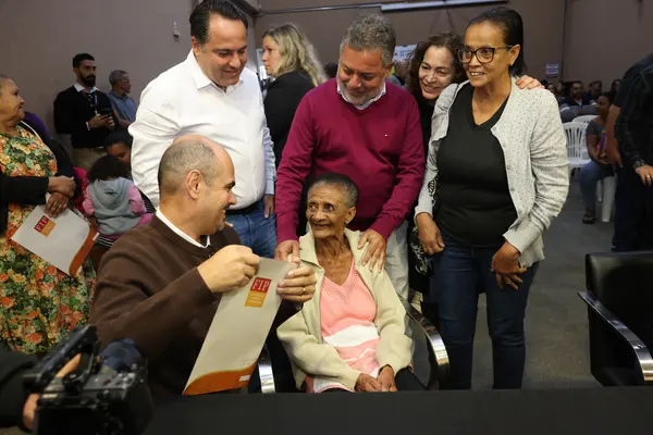 Governo de Minas entrega 80 novos títulos de unidades habitacionais em Contagem