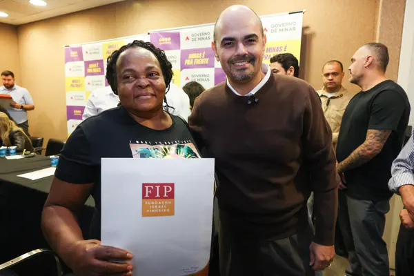 Governo de Minas entrega 80 novos títulos de unidades habitacionais em Contagem