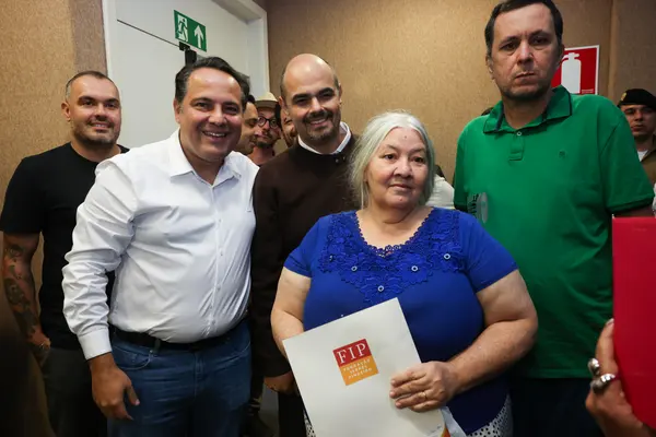 Governo de Minas entrega 80 novos títulos de unidades habitacionais em Contagem