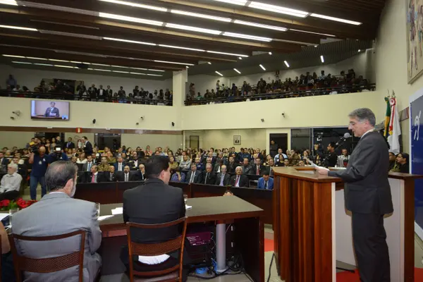 Governador Fernando Pimentel discursa durante solenidade de entrega do Grande Colar do Mérito Legislativo na Câmara Municipal de Belo Horizonte