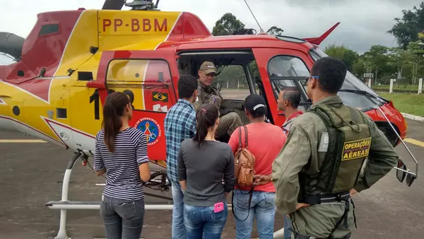 Parentes de vítimas em Bento Rodrigues são levados em helicóptero dos Bombeiros para sobrevoo da área atingida