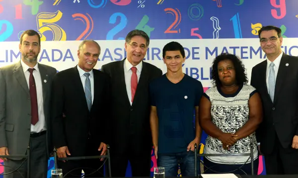 Os alunos e professores homenageados durante a solenidade receberam certificados e cheques 