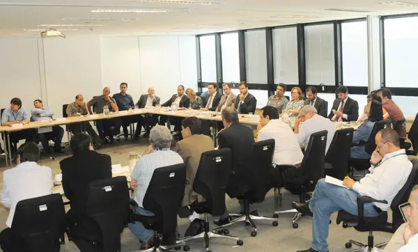 Participaram representantes do governo estadual, das cidades atingidas e das universidades (USP, Ufop, UFMG, Unifal, além da Fapemig)