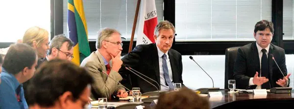 Representantes dos governos mineiro e federal, e de agência francesa, discutem ações para combate à poluição