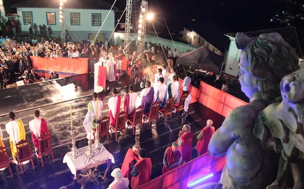 Fiéis que encontram, nos rituais, uma maneira de relembrar dos últimos momentos até a ressurreição de Cristo